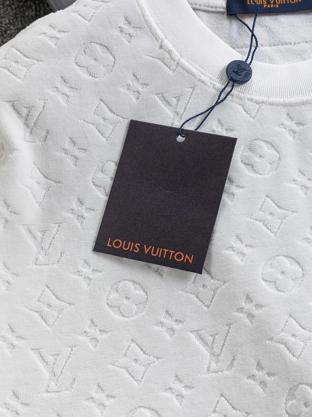 🅿️200 Louis Vuitton 1V slightly wide version S-Xl 25ss new product counter style will never fail, classic style, permanent boutique, timeless classic style, LV jacquard all-over printed terry towel with logo🪡 embroidery pattern, short-sleeved T-shirt, cotton blended terry jersey fabric, original development. This comes from the 2025 beachwear limited series, the full logo jacquard towel highlights the classic Obliaue flower, with S-shaped round neck and topstitching, unique style, decorated with oblique jacquard all over, ribbed round neck with V-shaped topstitching, customized accessories, and the whole body is customized and developed according to the Y board... Complete with three labels, it can control various styles, paying tribute to LV Louis Vuitton's historic year! Coupled with the blessing of full-flower cotton material, both the comfort of the upper body is unparalleled. It can be said to be a must-have companion in summer. The excellent breathability and comfortable wearing feeling are unparalleled ~ recommended! ! Same style for men and women! Color: Black White Size: S-XL Size chart: S: Shoulder width 55-Bust 56-Length 71.5 M: Shoulder width 56.5-Bust 58-Length 73 L: Shoulder width 58-Bust 60-Length 74.5 XL: Shoulder width 59.5-Bust 62-Length 76